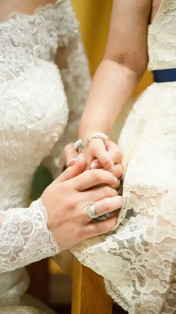 Imagen de las manos agarradas de Skye y Ryals Imagen de las manos agarradas de Skye y Ryals