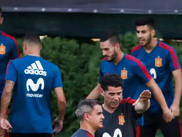 Hierro da instrucciones durante un entrenamiento de España Hierro da instrucciones durante un entrenamiento de España