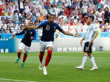 Mbappé celebra uno de sus goles ante Argentina