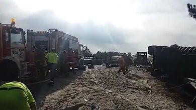 Sofocado el incendio de un camión con 20.000 litros de gasóleo en la A-49 que deja un herido grave