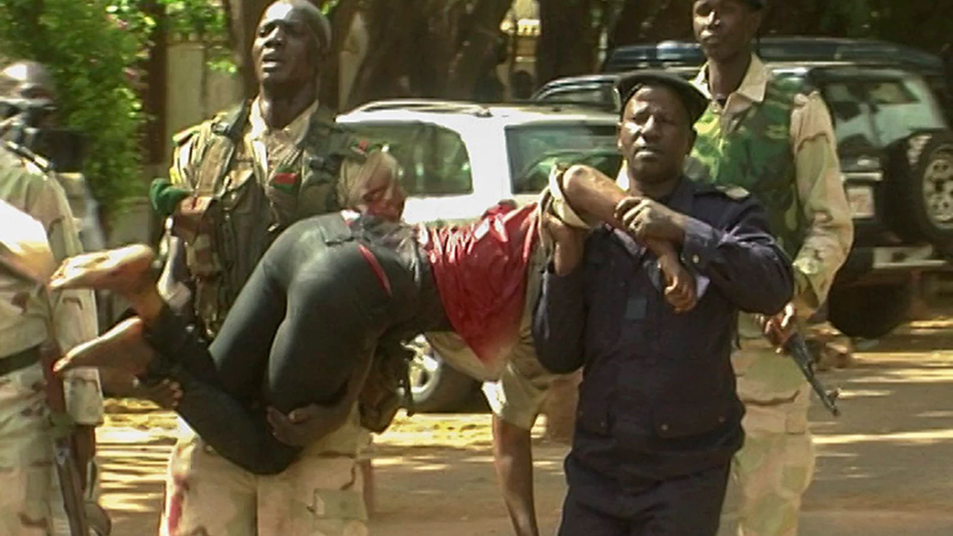 Trasladan a una mujer herida en un atentado en Mali Trasladan a una mujer herida en un atentado en Mali