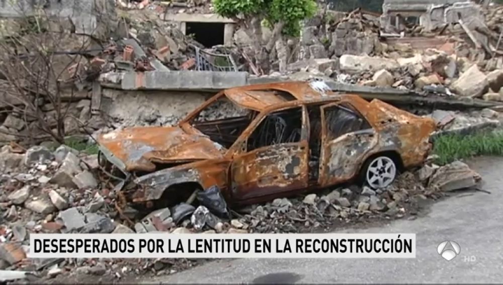 Los vecinos de Tui afectados por la explosión visitan sus casas, un mes después, sin haber recibido aún las ayudas para la reconstrucción