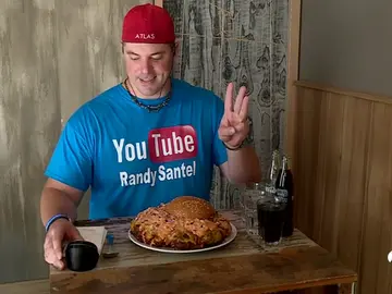 Randy Santel, el 'comedor profesional' capaz de engullir una hamburguesa de más de 3 kilos Randy Santel, el 'comedor profesional' capaz de engullir una hamburguesa de más de 3 kilos