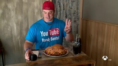 Randy Santel, el 'comedor profesional' capaz de engullir una hamburguesa de más de 3 kilos