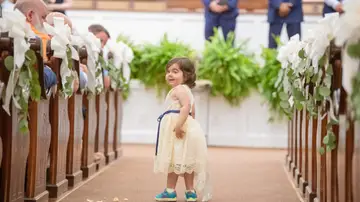 Skye recorre el pasillo hacia el altar Skye recorre el pasillo hacia el altar