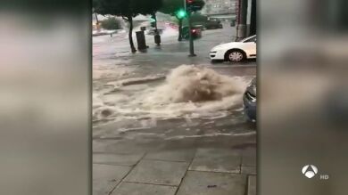 Coches atrapados por el agua en varios barrios de A Coruña