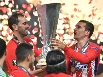 Griezmann y Godín levantan la Europa League Griezmann y Godín levantan la Europa League