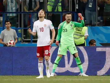 Subasic celebra un penalti parado ante Eriksen Subasic celebra un penalti parado ante Eriksen