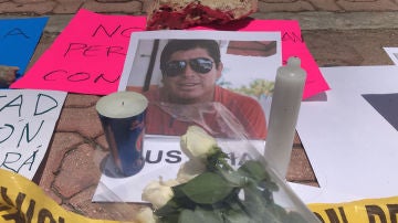 Flores ante un retrato del periodista mexicano asesinado