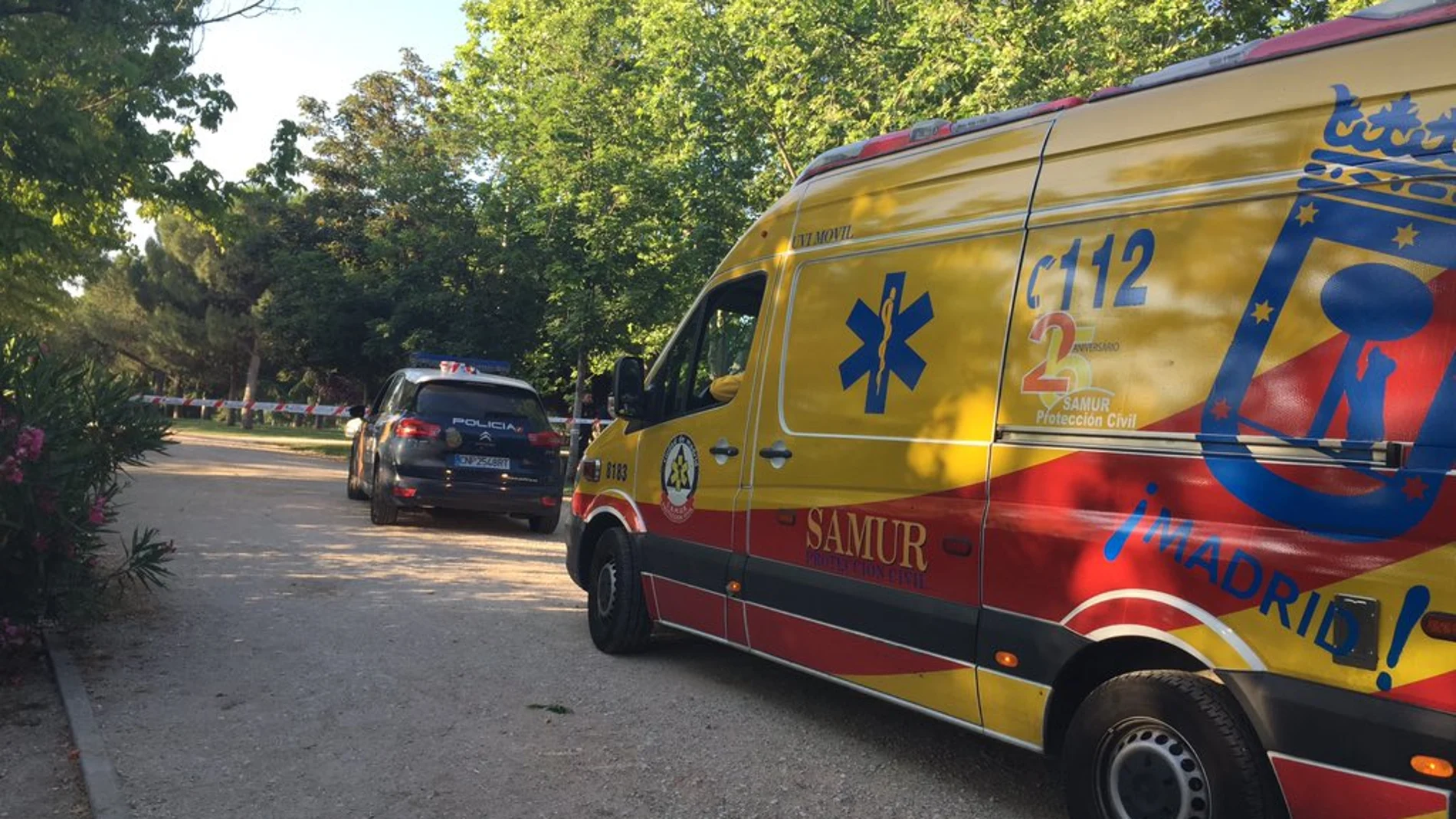 Los servicios de emergencias en el lugar donde ha sido encontrado el cadáver Los servicios de emergencias en el lugar donde ha sido encontrado el cadáver