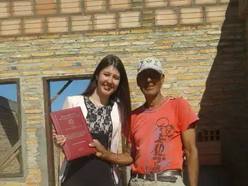 La estudiante y su padre tras la entrega del título La estudiante y su padre tras la entrega del título