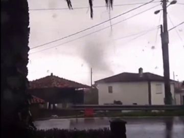 Un impresionante tornado causa numerosos daños materiales en Cudillero 