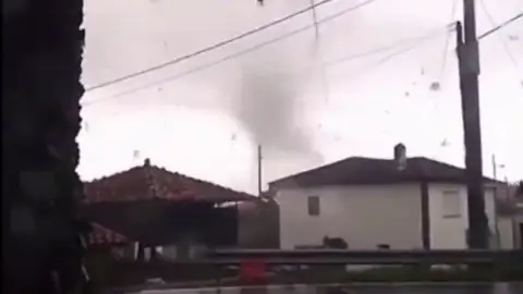 Un impresionante tornado causa numerosos daños materiales en Cudillero Un impresionante tornado causa numerosos daños materiales en Cudillero