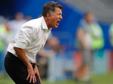 Osorio, seleccionador mexicano, da instrucciones a los suyos desde la banda Osorio, seleccionador mexicano, da instrucciones a los suyos desde la banda