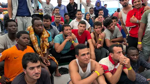 La embarcación de rescate Open Arms en la que viajan los 60 migrantes La embarcación de rescate Open Arms en la que viajan los 60 migrantes