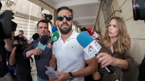 Antonio Manuel Guerrero, uno de los integrantes de 'La Manada', ante el juzgado de guardia de Sevilla. Antonio Manuel Guerrero, uno de los integrantes de 'La Manada', ante el juzgado de guardia de Sevilla.