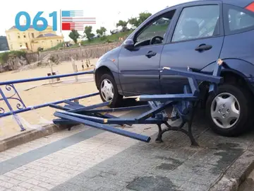 Así ha quedado el banco tras el atropello Así ha quedado el banco tras el atropello