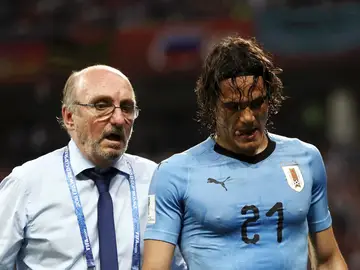 Cavani se retira lesionado del partido con Uruguay Cavani se retira lesionado del partido con Uruguay