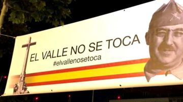 Pancarta a favor de 'El Valle de los Caídos'
