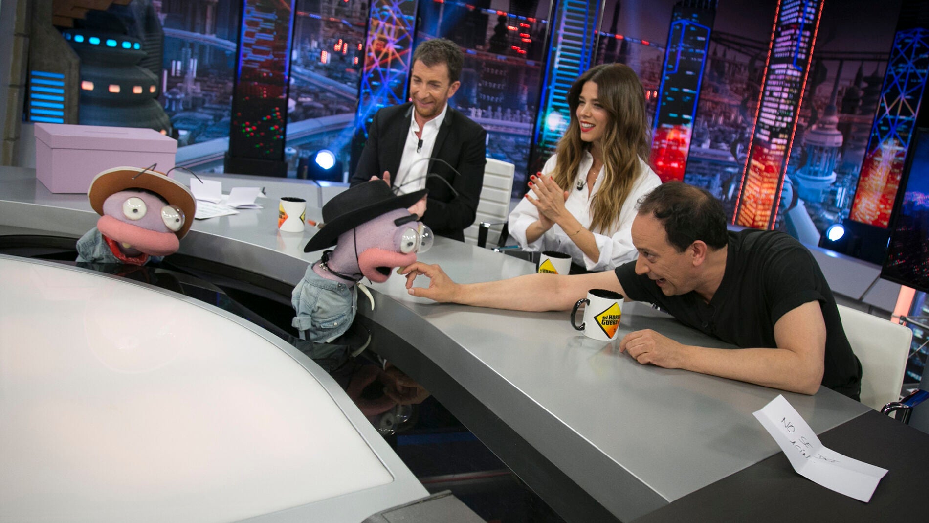 Trancas y Barrancas sorprenden a Juana Acosta y Luis Callejo transform&aacute;ndose en productores de telenovelas con 'Beso o cachetada'