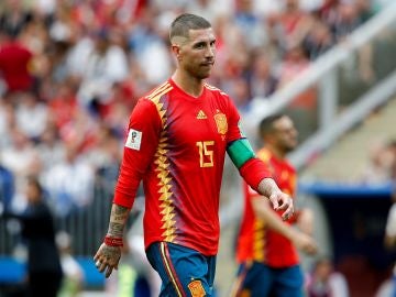 Sergio Ramos, con gesto contrariado en el partido de la selección española