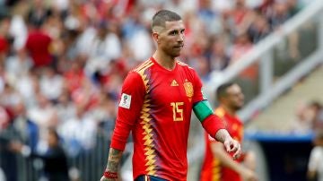 Sergio Ramos, con gesto contrariado en el partido de la selección española