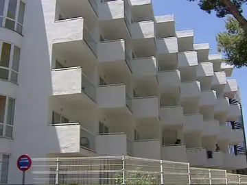 Muere el joven de 25 años que se precipitó desde un tercer piso de un hotel en Magaluf Muere el joven de 25 años que se precipitó desde un tercer piso de un hotel en Magaluf