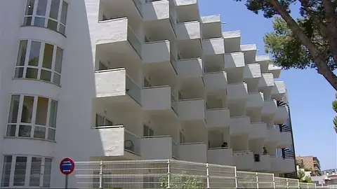 Muere el joven de 25 años que se precipitó desde un tercer piso de un hotel en Magaluf Muere el joven de 25 años que se precipitó desde un tercer piso de un hotel en Magaluf