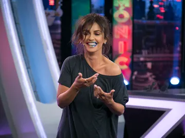 Disfruta del espectacular desfile con todos los "modelitos" de Mónica Cruz en 'El Hormiguero 3.0' Disfruta del espectacular desfile con todos los "modelitos" de Mónica Cruz en 'El Hormiguero 3.0'