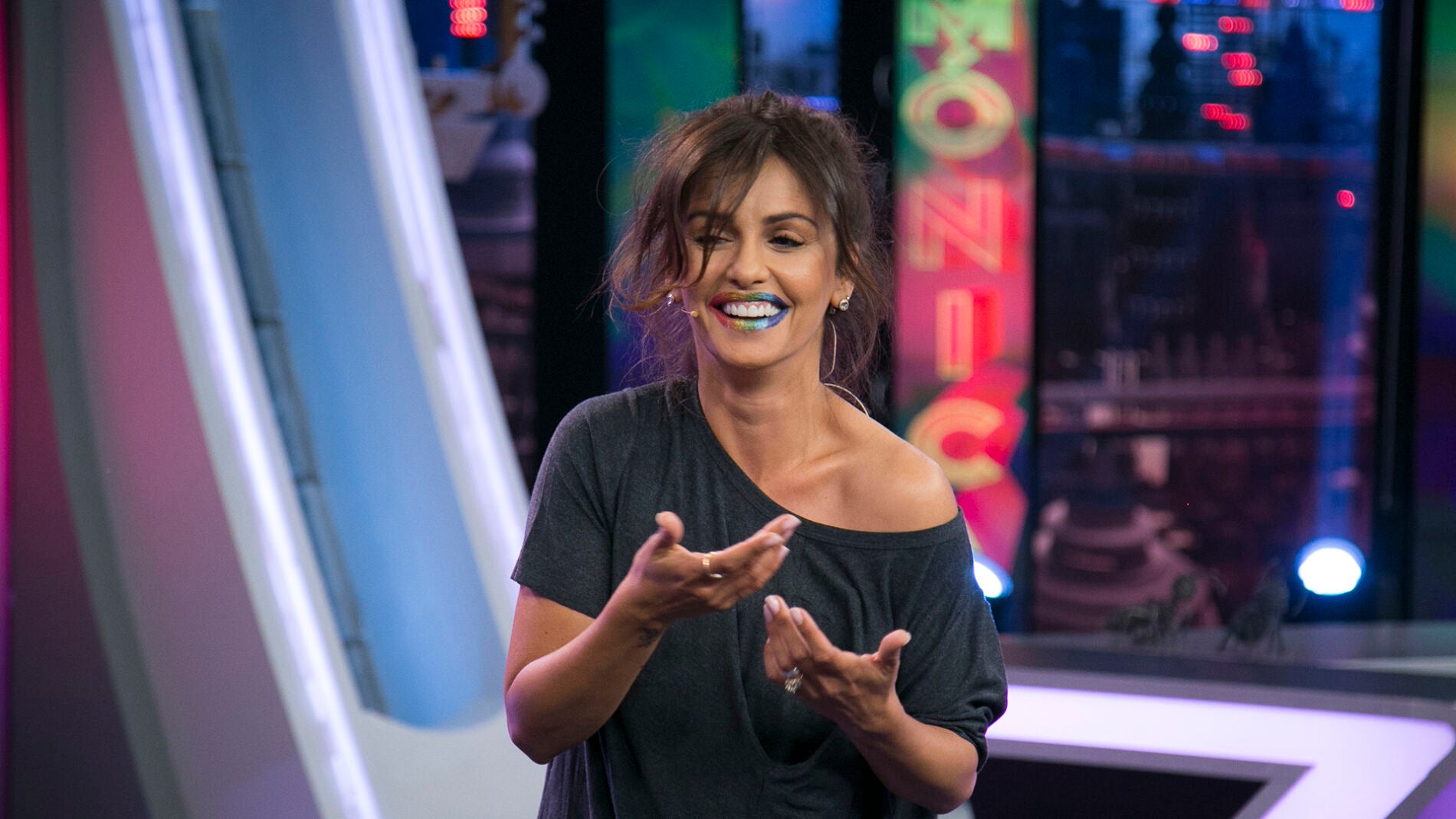 Disfruta del espectacular desfile con todos los "modelitos" de M&oacute;nica Cruz en 'El Hormiguero 3.0'