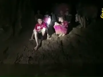 Localizan con vida a los 12 niños y el adulto desaparecidos hace más de una semana en una cueva de Tailandia Localizan con vida a los 12 niños y el adulto desaparecidos hace más de una semana en una cueva de Tailandia
