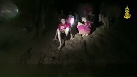 Localizan con vida a los 12 niños y el adulto desaparecidos hace más de una semana en una cueva de Tailandia Localizan con vida a los 12 niños y el adulto desaparecidos hace más de una semana en una cueva de Tailandia