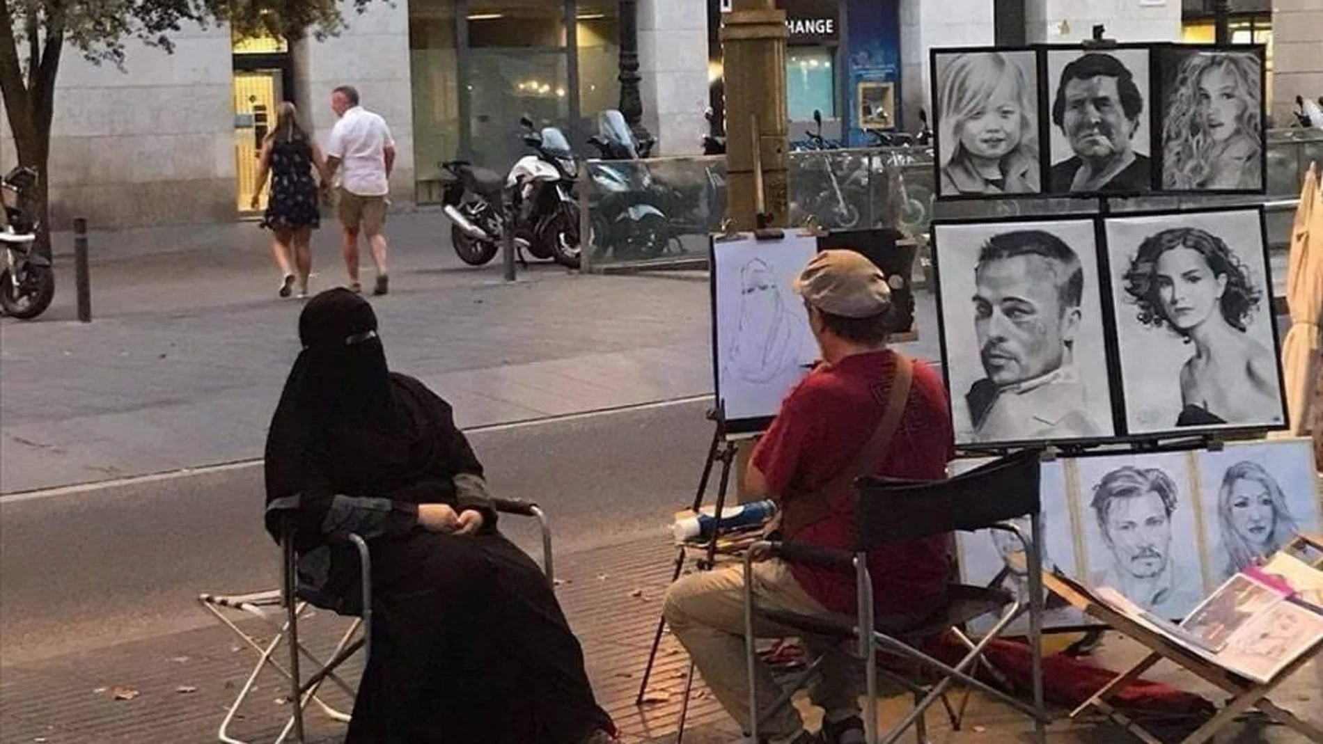La mujer siendo retratada por el artista La mujer siendo retratada por el artista