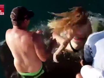 La mujer que fue arrastrada por un tiburón a aguas infestadas de cocodrilos: "Me chupó como si fuese una aspiradora"