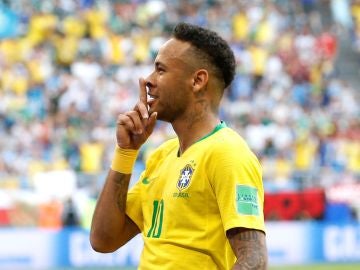 Neymar manda callar a los aficionados tras marcar un gol