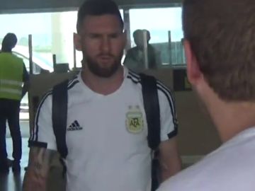 Messi guarda silencio a su llegada a Barcelona tras el Mundial