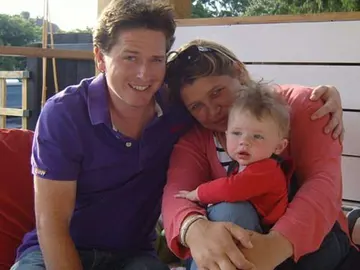 Alex Lewis junto a su pareja y su hijo antes de contraer la enfermedad Alex Lewis junto a su pareja y su hijo antes de contraer la enfermedad