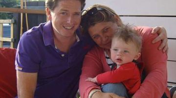 Alex Lewis junto a su pareja y su hijo antes de contraer la enfermedad