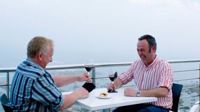 Las servilletas voladoras provocan un ataque de risa en pleno rodaje de 'Allí Abajo'