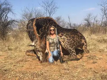 La cazadora junto a la jirafa La cazadora junto a la jirafa