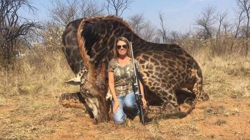 La cazadora junto a la jirafa