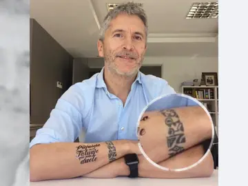 Polémica en la Guardia Civil por la prohibición de llevar tatuajes aunque Grande-Marlaska, su máximo responsable, lleve uno Polémica en la Guardia Civil por la prohibición de llevar tatuajes aunque Grande-Marlaska, su máximo responsable, lleve uno