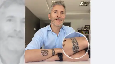 Polémica en la Guardia Civil por la prohibición de llevar tatuajes aunque Grande-Marlaska, su máximo responsable, lleve uno Polémica en la Guardia Civil por la prohibición de llevar tatuajes aunque Grande-Marlaska, su máximo responsable, lleve uno