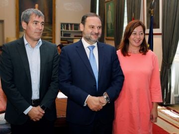 El ministro de Fomento, José Luis Ábalos (c), recibe a los presidentes de Canarias, Fernando Clavijo (i), y Baleares, Francina Armengol