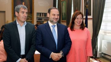 El ministro de Fomento, José Luis Ábalos (c), recibe a los presidentes de Canarias, Fernando Clavijo (i), y Baleares, Francina Armengol