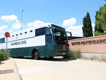 Furgón que traslada a los presos catalanes a Zuera Furgón que traslada a los presos catalanes a Zuera