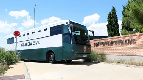 Furgón que traslada a los presos catalanes a Zuera Furgón que traslada a los presos catalanes a Zuera