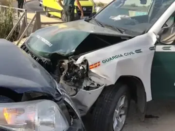 Narcotraficantes embisten a un coche patrulla en una intervención contra el tráfico de drogas Narcotraficantes embisten a un coche patrulla en una intervención contra el tráfico de drogas