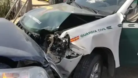 Narcotraficantes embisten a un coche patrulla en una intervención contra el tráfico de drogas Narcotraficantes embisten a un coche patrulla en una intervención contra el tráfico de drogas