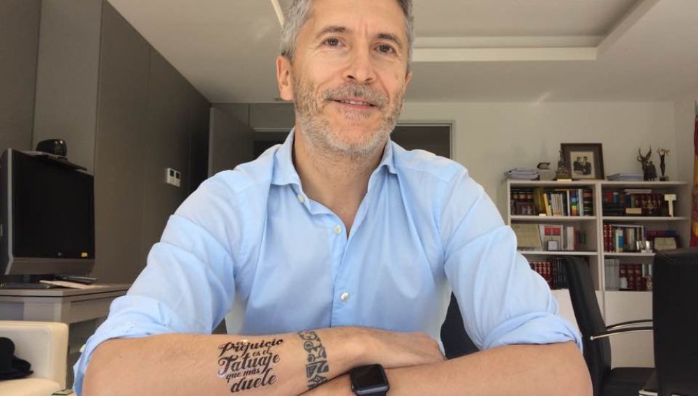 Grande-Marlaska luciendo un tatuaje falso junto al suyo real